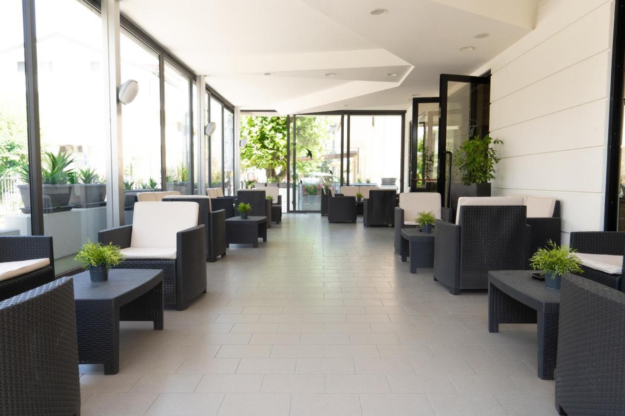 Hotel Tiglio Rimini Exteriör bild