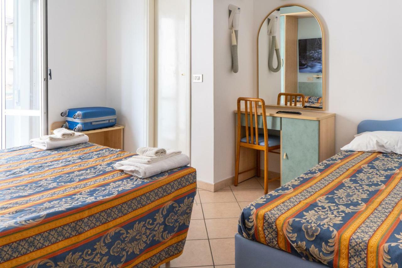 Hotel Tiglio Rimini Exteriör bild