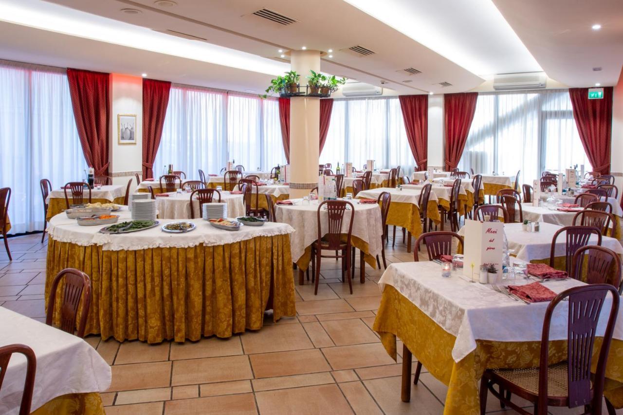 Hotel Tiglio Rimini Exteriör bild