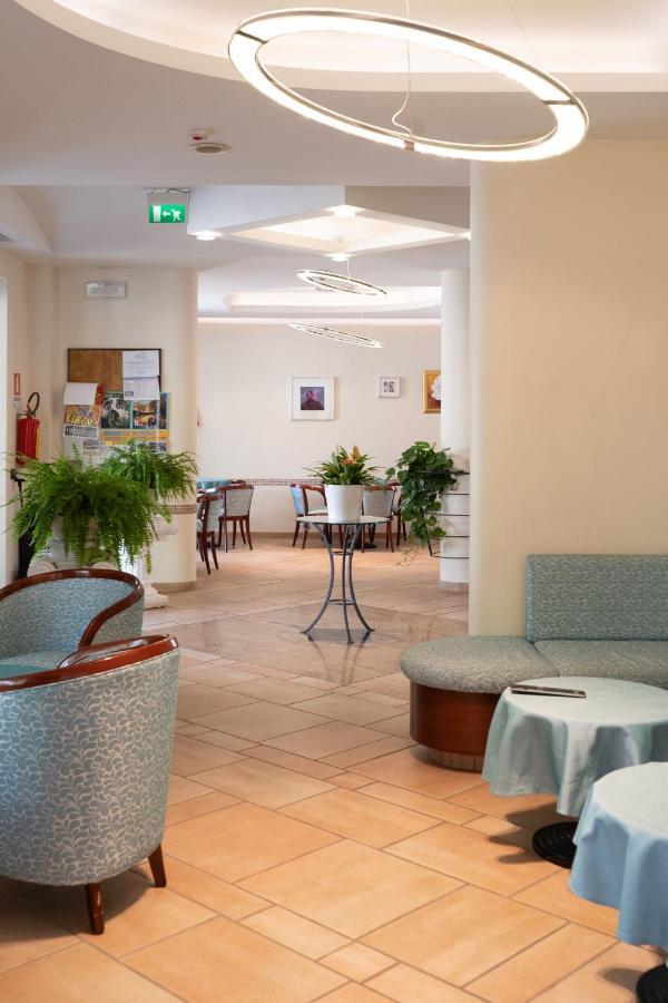 Hotel Tiglio Rimini Exteriör bild